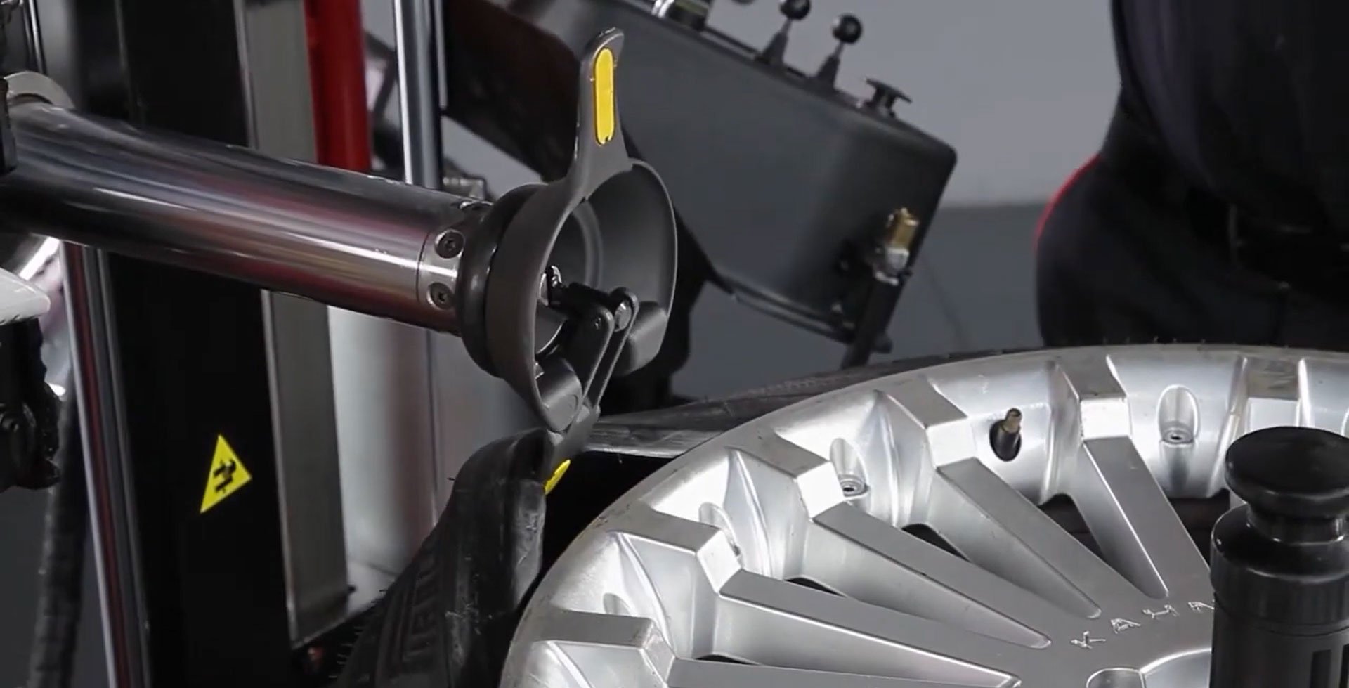 Contactless Tyre Fitting
